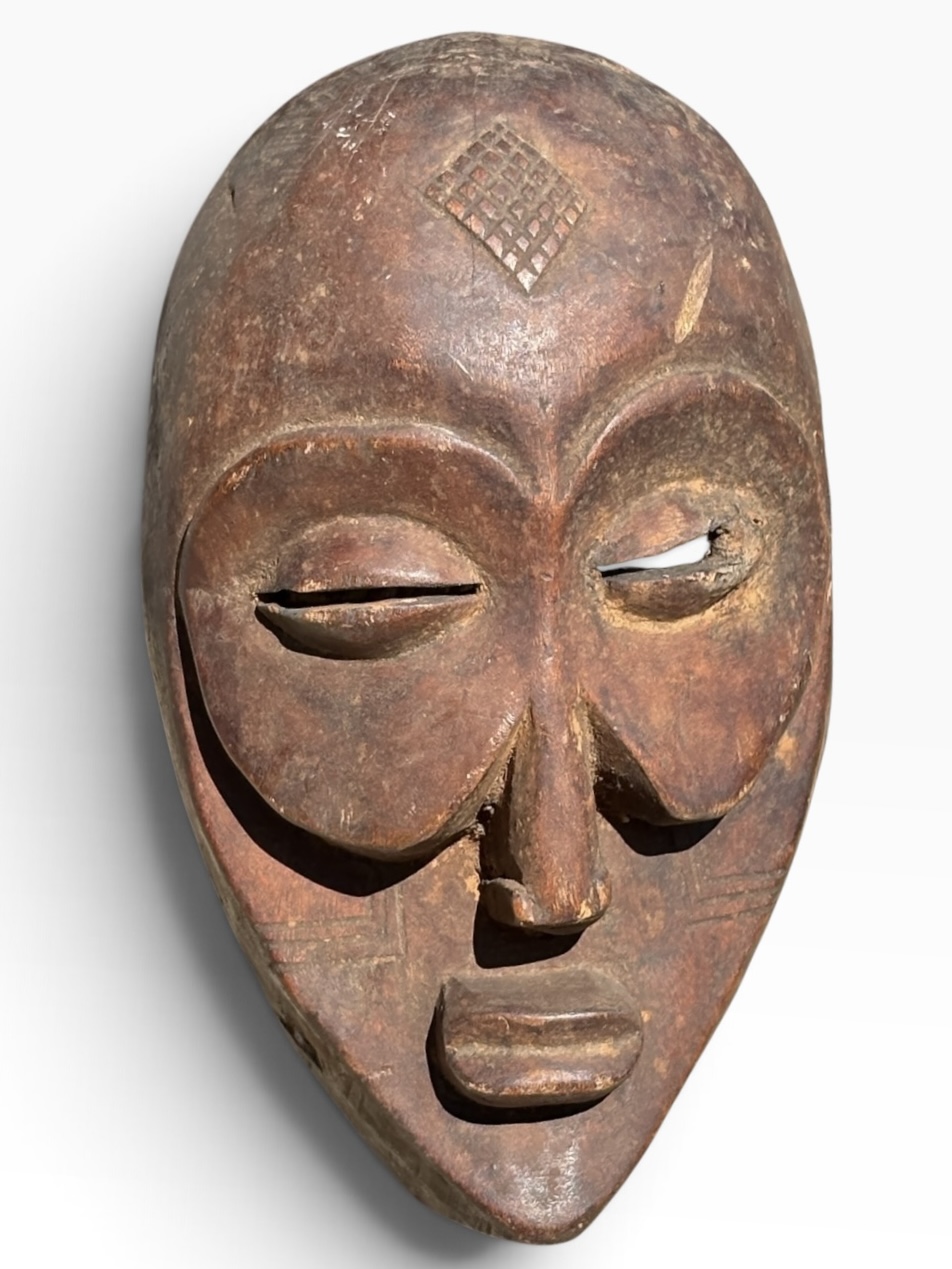 Vintage 13” Bembe Heart-Shaped Ancestral Mask – Gabon - Image 3